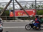 Spanduk parpol terpasang di Jembatan Pangukan yang merupakan cagar budaya, Jumat (27/1/2023)