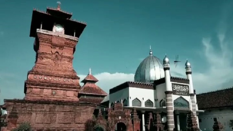 Sunan Kudus dimakamkan di lingkungan Masjid Menara Kudus.