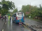 Kondisi minibus rombongan wisatawan yang sempat terguling di Jalan Wates, Jumat (19/1/2023).
