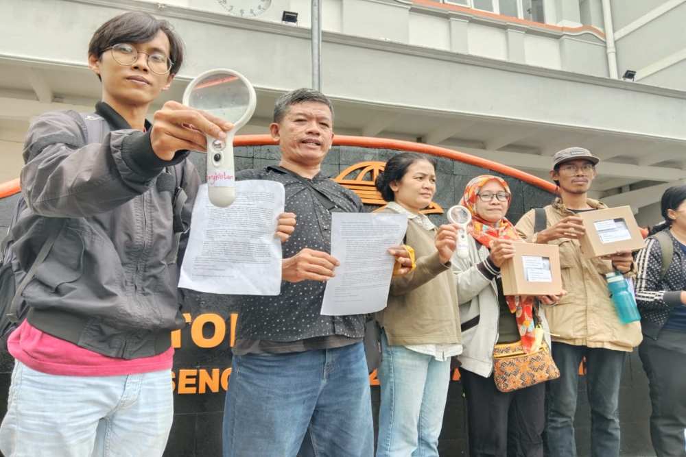 Koalisi Pegiat HAM Yogyakarta mengirimkan kaca pembesar untuk para pejabat Istana RI, lewat Kantor Pos Jogja, Selasa (6/2/2024).