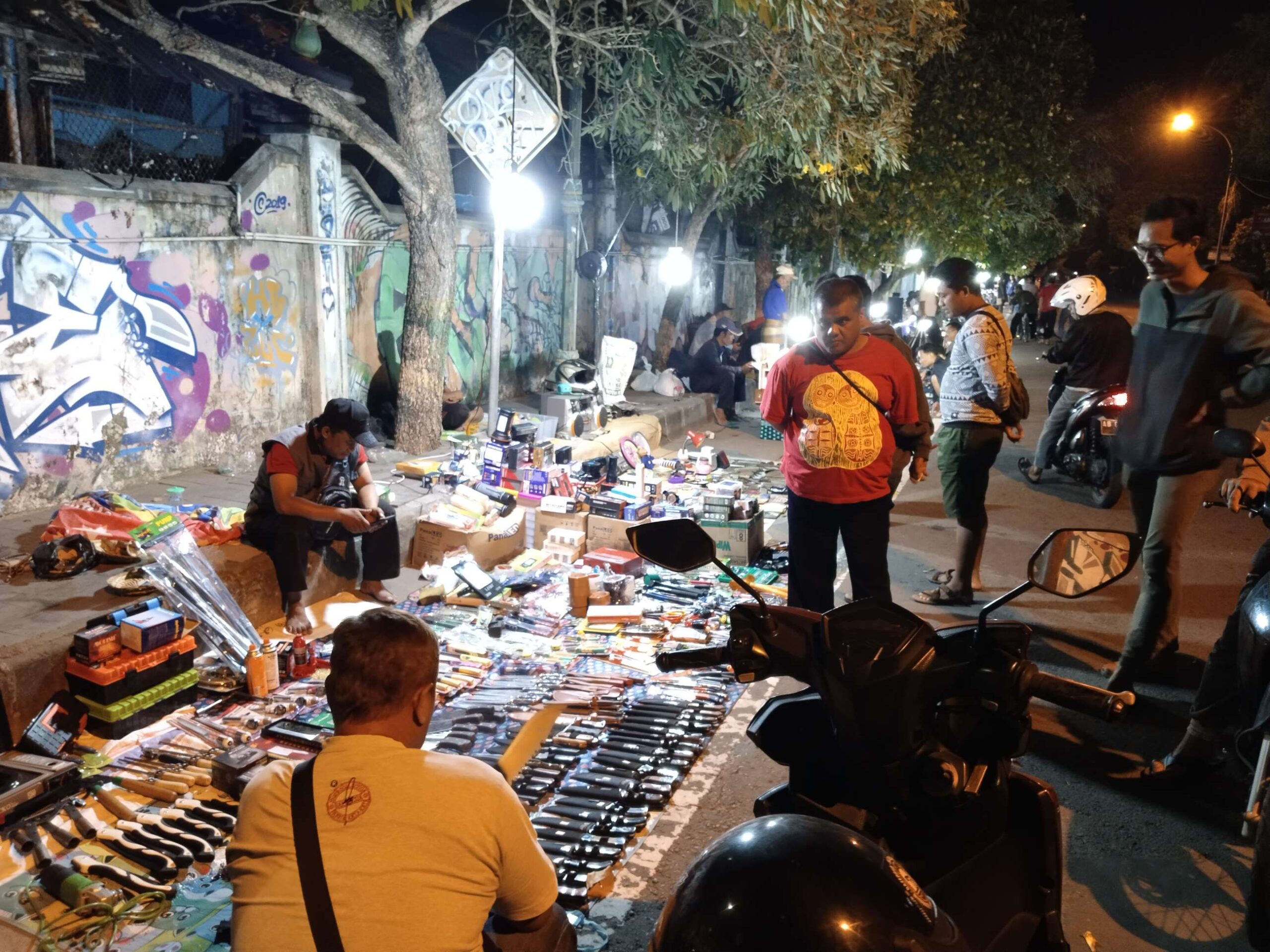 IMG_20240621_201151_copy_2595x1946 Geliat malam hari Pasar Klithikan Kulonprogo malam hari Jumat 21/06/24 (Dok. ewi Yogyanews.com)