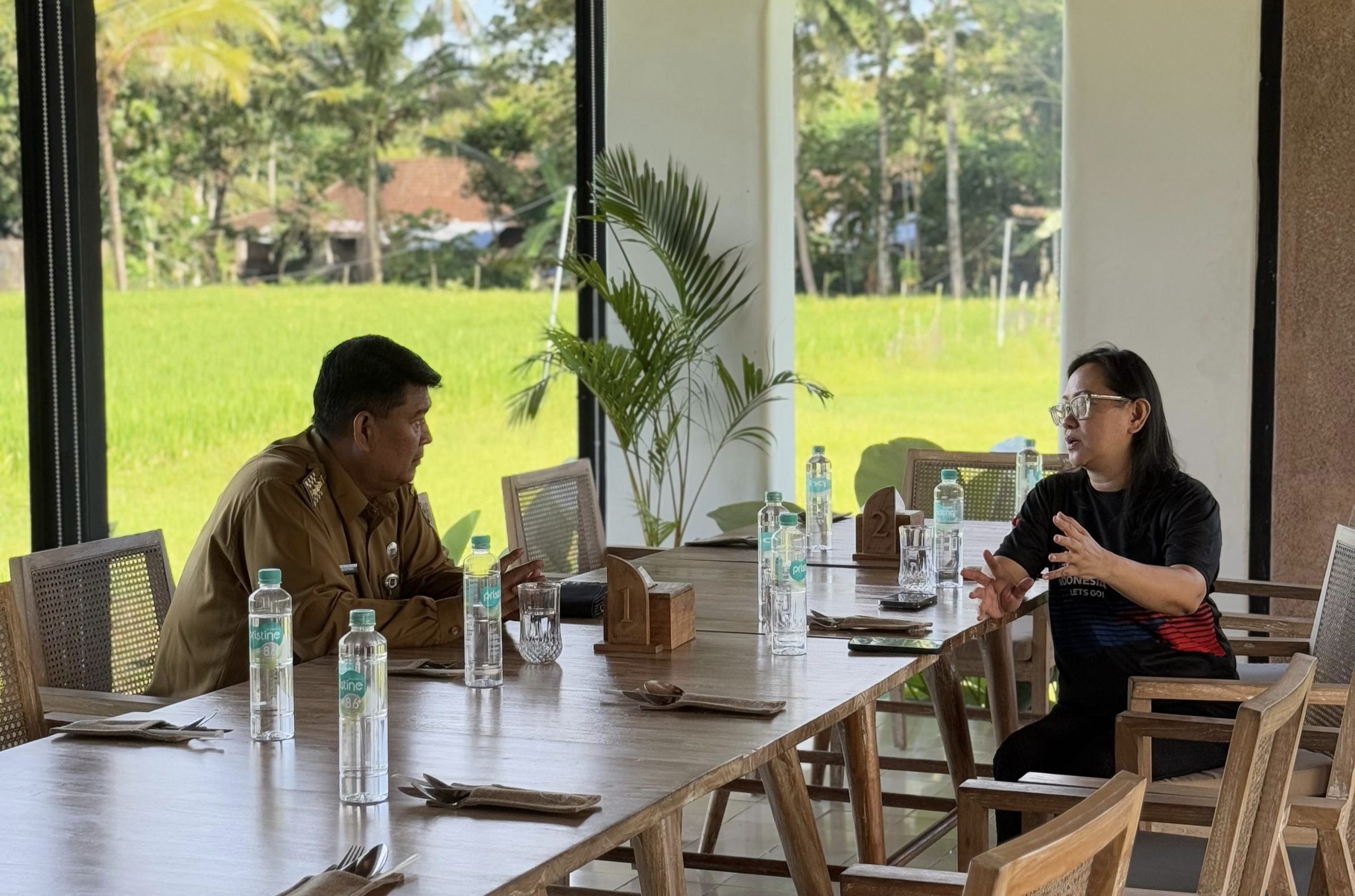 Bupati Kulonprogo bersama Perwakilan penyelenggara BMW Motorrad GS Race Indonesia.