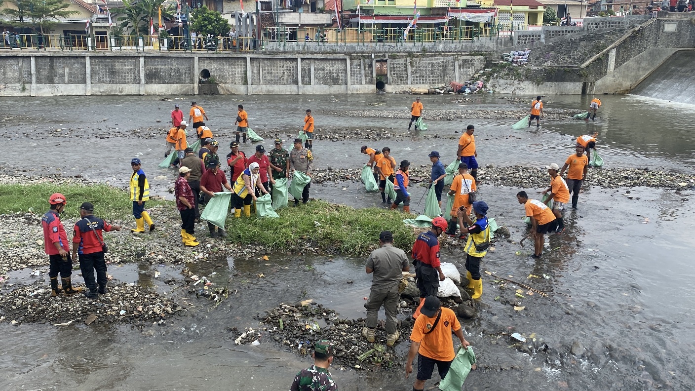 Pemkot Yogyakarta mulai membersihkan sungai yang melintas di Kota Yogyakarta.