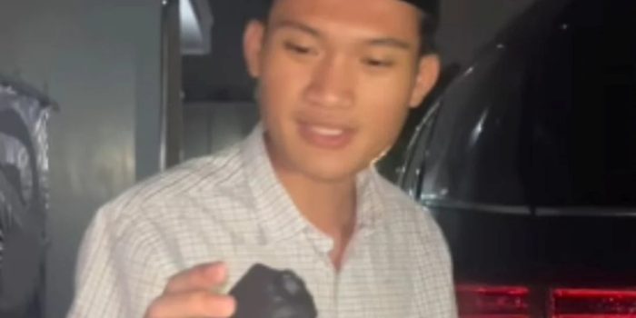 Tiyo Ardianto menunjukkan alat pelacak yang terpasang di mobilnya. (Foto: instagram.com/@tiyoardianto_)