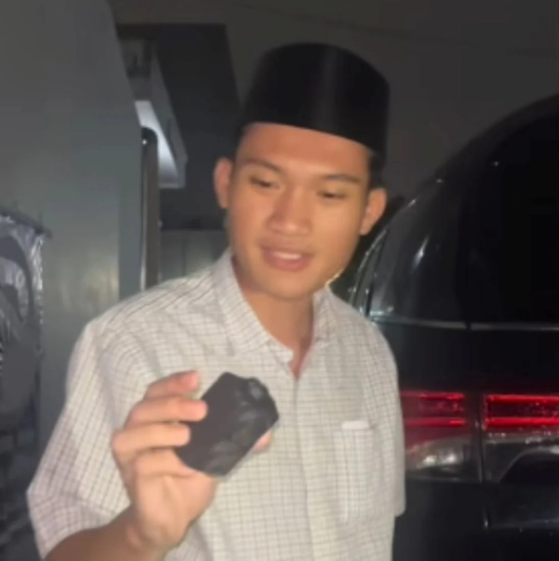 Tiyo Ardianto menunjukkan alat pelacak yang terpasang di mobilnya. (Foto: instagram.com/@tiyoardianto_)