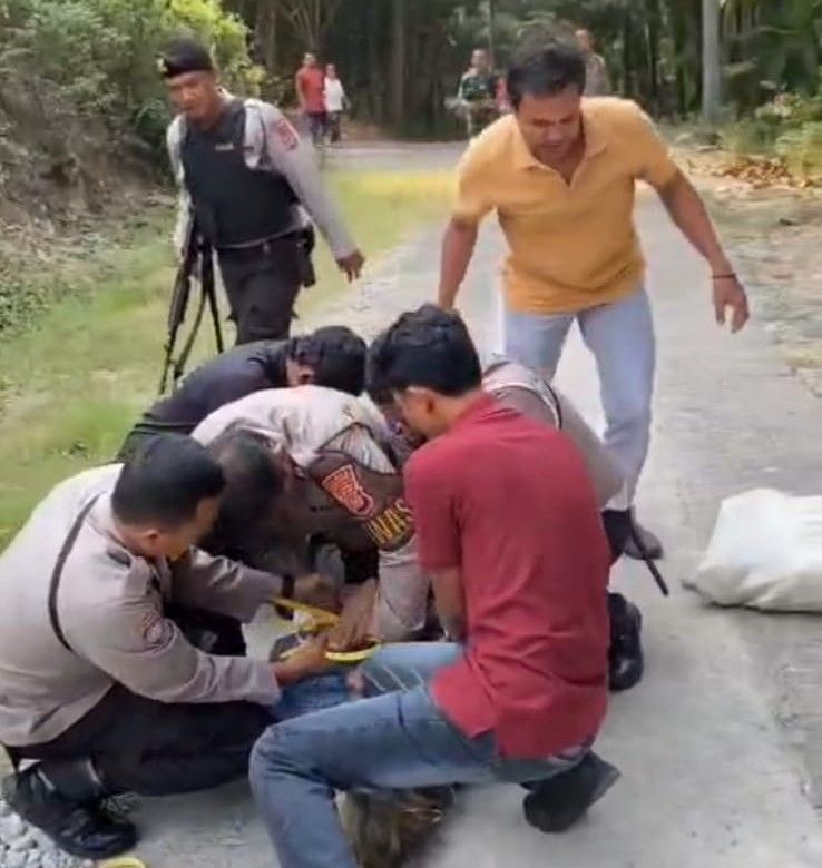 Polisi mengamankan pelaku pembacokan yang mengakibatkan kakek 63 tahun luka berat di area persawahan Bulak Sawah Padukuhan I Gotakan, Kapanewon Panjatan, Kabupaten Kulonprogo. (Foto: istimewa)