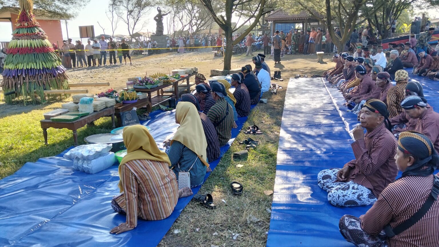 Sedekah Laut Trisik adalah upacara adat larung sesaji dan doa bersama yang diselenggarakan oleh para nelayan dan warga setempat di Pantai Trisik dan sekitarnya.