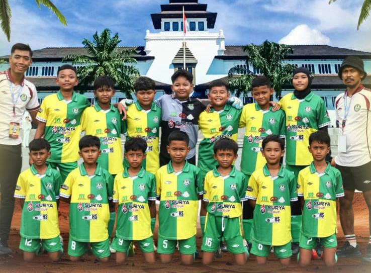 Pemain dan jajaran pelatih SSB HW Kulon Progo U-12 yang akan berlaga di Piala Dunia Anak Indonesia 2026.