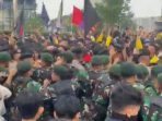 Personel TNI di demo mahasiswa di Bundaran HI Jakarta. (x.com/@funkyfarm12)