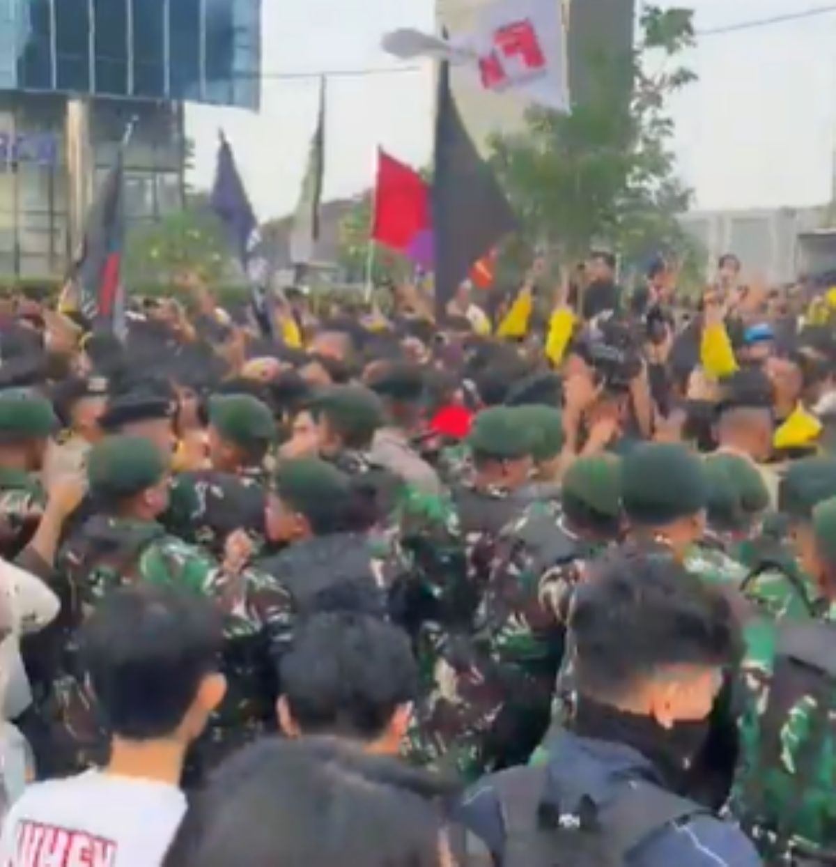 Personel TNI di demo mahasiswa di Bundaran HI Jakarta. (x.com/@funkyfarm12)