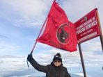 Hasto Kristiyanto mengibarkan bendera PDIP di puncak Gunung Kerinci. (Foto: instagram.com/@sekjenpdiperjuangan)