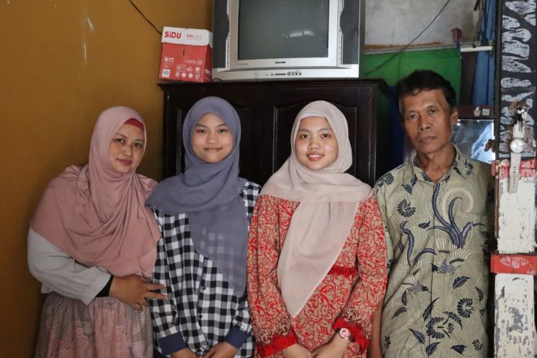 Anisa Nurmalitasari (kemeja kotak-kotak) bersama keluarga. (Foto: Humas UGM)