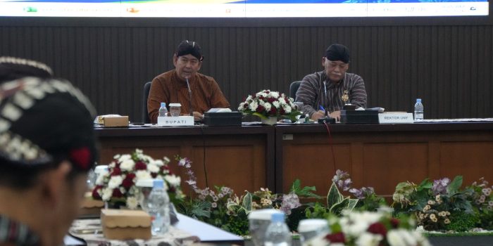 Bupati Kulon Progo, Agung Setyawan bersama Rektor UNY Prof Dr Sumaryanto dalam acara Focus Group Discussion (FGD) di Aula Adikarto pada Kamis (25/6/2026). (Foto: Humas Kulon Progo)