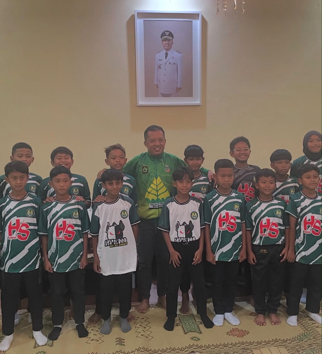 Punggawa SSB HW Kulon Progo berfoto bersama Wakil Bupati Kulon Progo Ambar Purwoko.