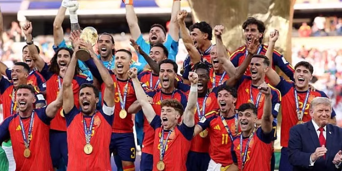 1784505285_19ddd6bcadf4d7c4d65b Donald Trump diantara Timnas Spanyol yang sedang merayakan kemenangan Piala Dunia 2026.(AFP)