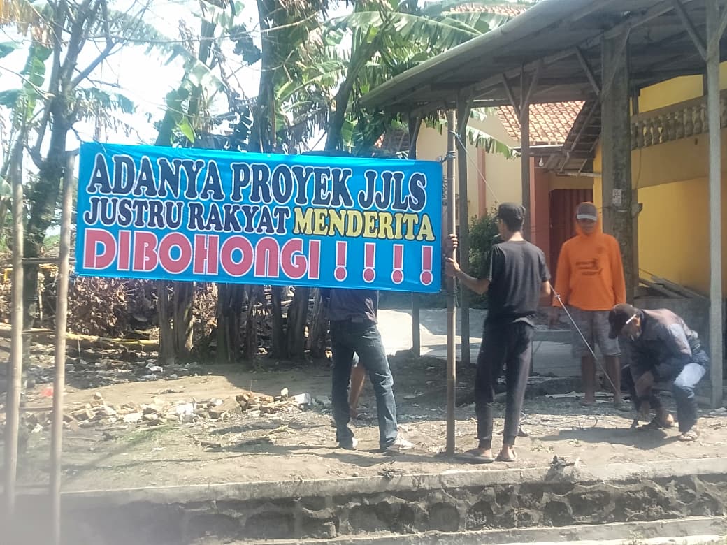 Diperoleh keterangan dari Lurah Karangwuni, Anwar Musadad di wilayah ini ada 487 bidang tanah terdampak proyek JJLS, dengan nilai menembus Rp 147,6 miliar. Namun, baru 46 bidang yang dibayarkan.(foto/win)