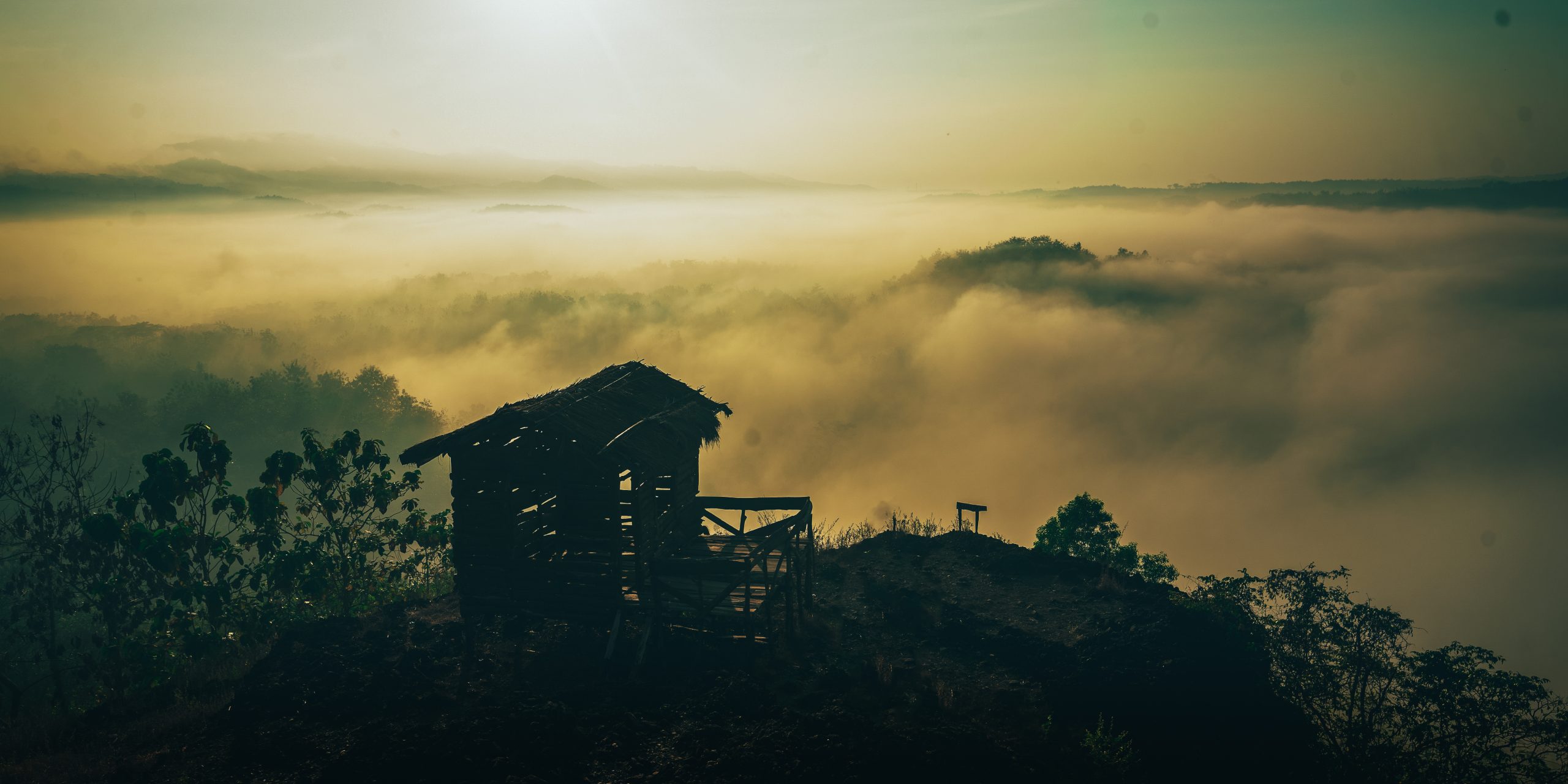 Gunung Ireng di Gunungkidul, Yogyakarta, yang terkenal dengan pemandangan matahari terbitnya yang menakjubkan di atas "lautan awan".