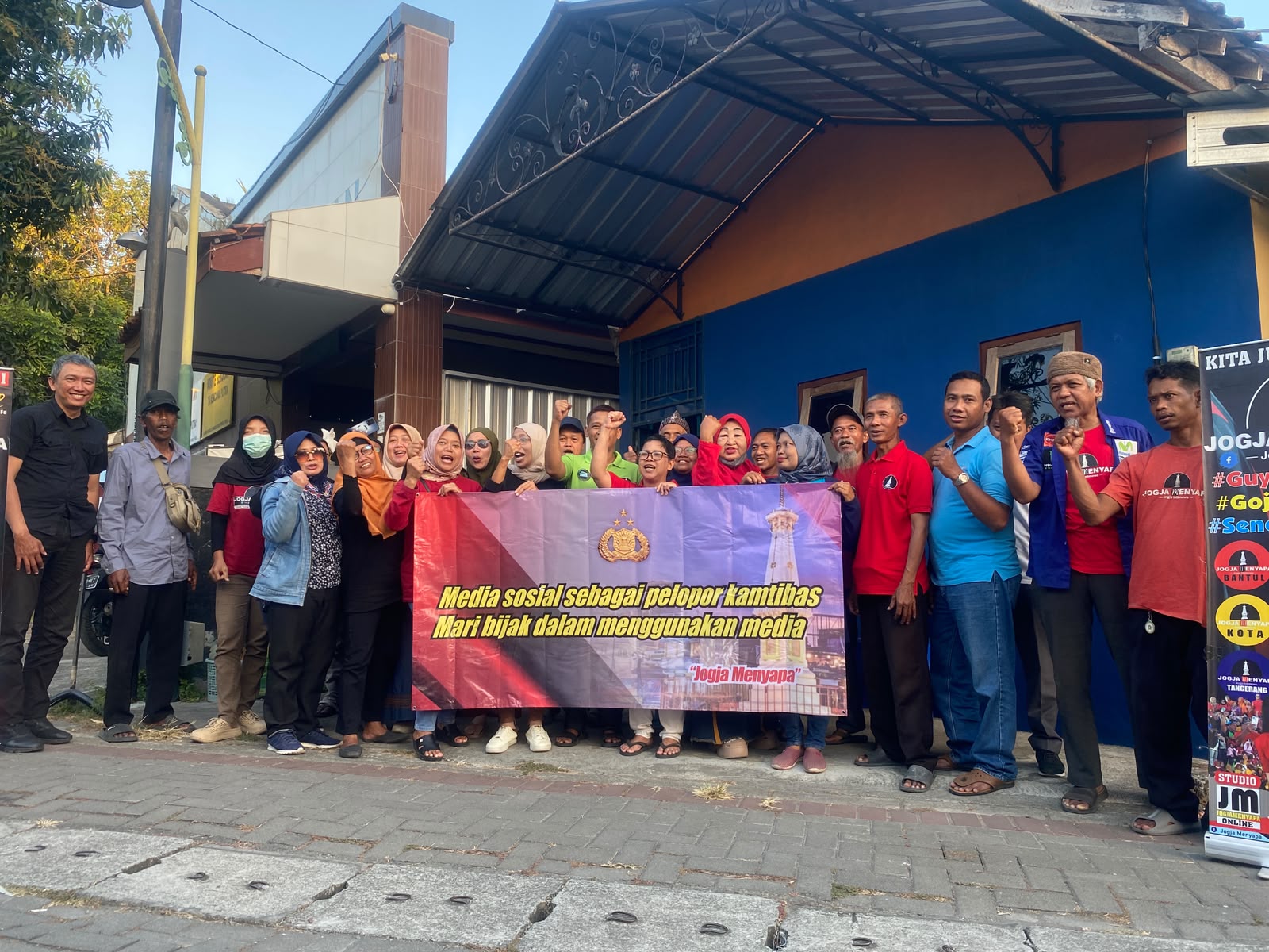 Komunitas Jogja Menyapa Foto bersama dalam agenda Diskusi dalam tajuk Peran Media Sosial dalam Menanggulangi Penyebaran Hoaks serta Edukasi Penggunaan Media Sosial Secara Bijak Senin (20/7/2026)