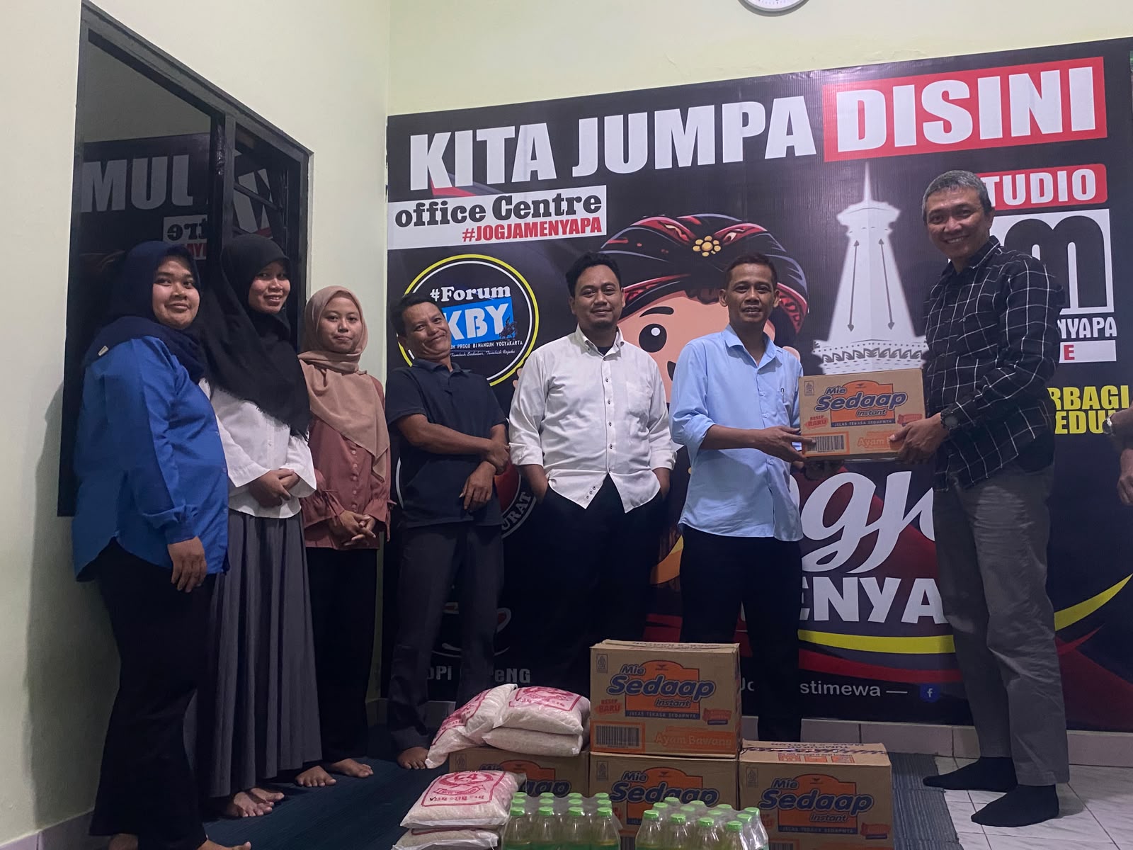 Polda DIY melalui Perwakilannya, AKP Rinto Pramuji, S.H., menyerahkan secara simbolis Bantuan Sosial Masyarakat yang akan disalurkan melalui Komunitas Jogja Menyapa Selasa (21/7/2026).
