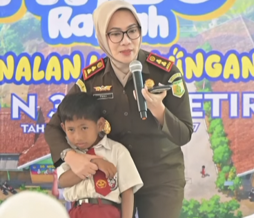 Kepala Kejaksaan Negeri Kulon Progo Yuliyati Ningsih, S.H., M.H memberi edukasi di SD N 3 kalipetir