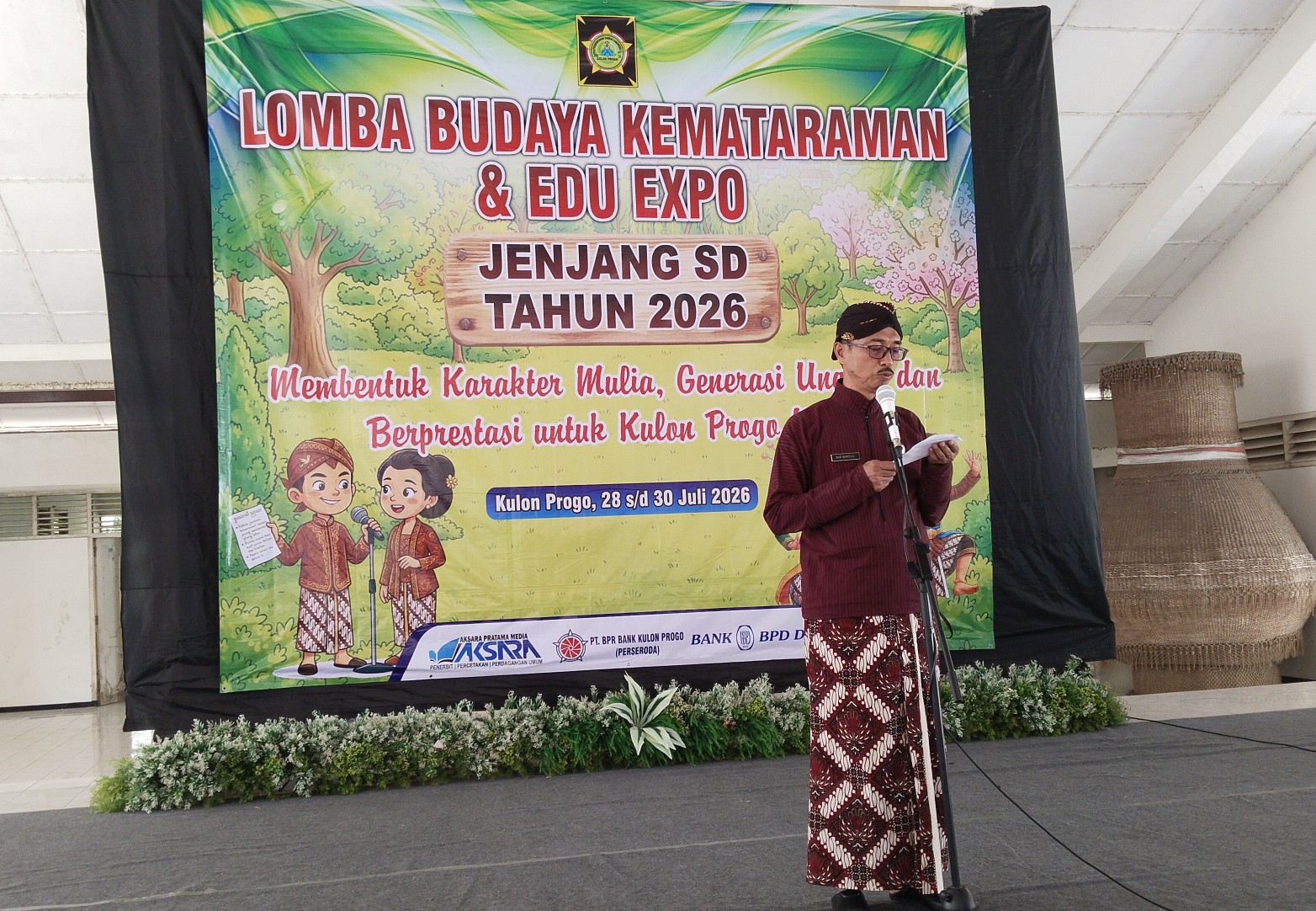 Sambutan Kepala Dinas Pendidikan Pemuda dan Olahraga Kabupaten Kulon Progo Drs. Nur Wahyudi, M.M. dalam rankaian penutupan Lomba Budaya Kemataraman dan Edu Expo Tahun 2026 Kamis (30/7/2026)