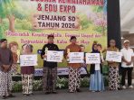 IMG_20260730_200010 Pada kesempatan tersebut, Komisaris CV Inti Prestasi sebagai mitra Dinas Pendidikan Pemuda dan Olahraga Kulon Progo, Ngibadinur terlihat menyerahkan hadiah kepada perwakilan Stand Terinovatif dari Kapanewon Girimulyo, dan Stand Terfavorit dari Kapanewon Temon Kulon Progo.