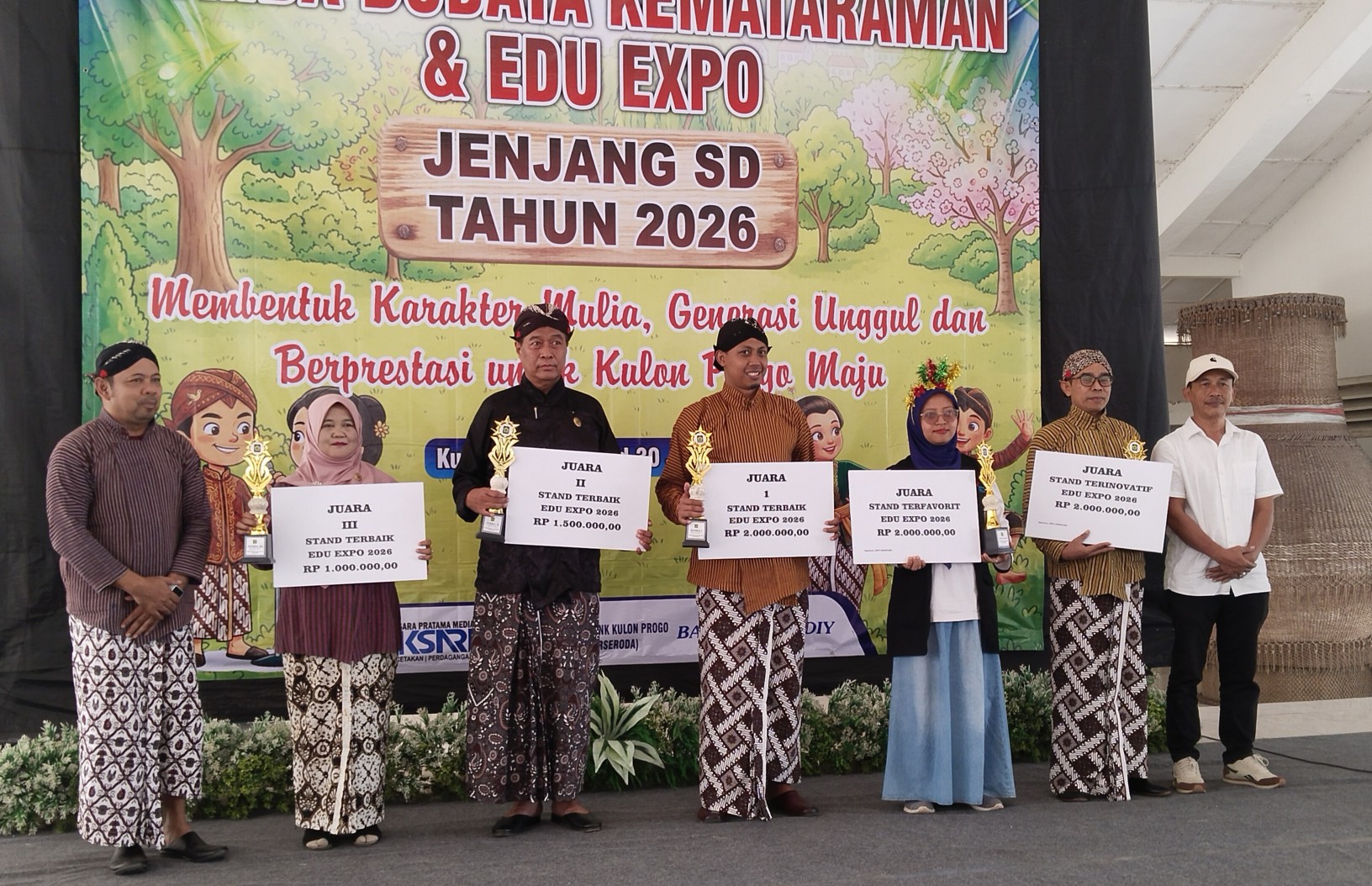 Pada kesempatan tersebut, Komisaris CV Inti Prestasi sebagai mitra Dinas Pendidikan Pemuda dan Olahraga Kulon Progo, Ngibadinur terlihat menyerahkan hadiah kepada perwakilan Stand Terinovatif dari Kapanewon Girimulyo, dan Stand Terfavorit dari Kapanewon Temon Kulon Progo.