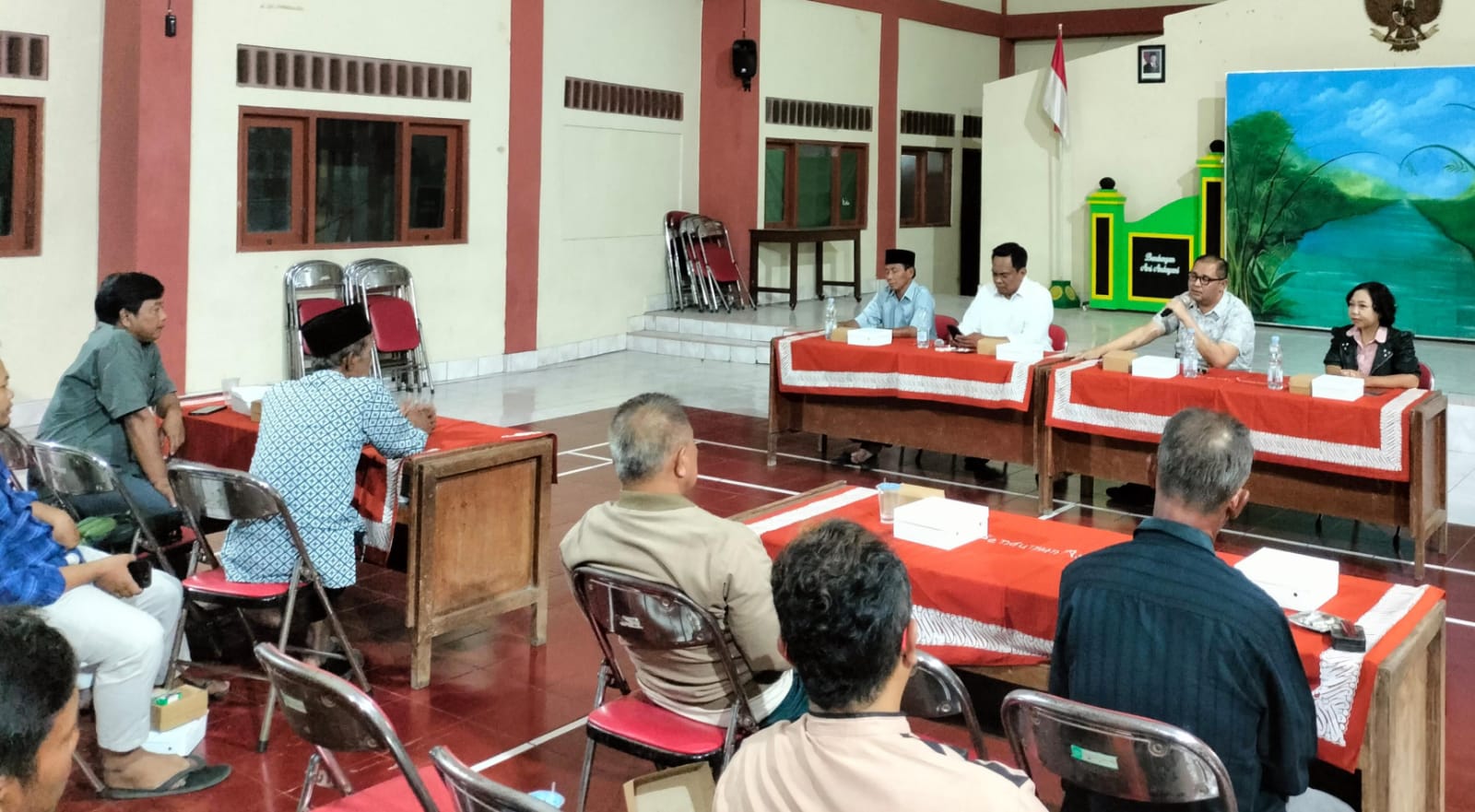 Anggota DPRD DIY Fajar Gegana didampingi Ketua DPRD Kulon Progo Aris Syarifudin mendengar asirasi warga dalam acara reses ketiga Tahun Anggaran 2026 di Kalurahan Ngestiharjo, Kapanewon Wates.