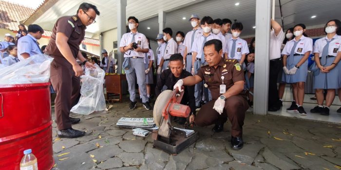 Kejari Salatiga memusnahkan barang bukti 51 perkara pidum, termasuk 30,63 gram sabu dan 129,31 gram ganja.