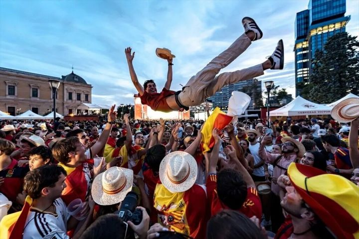 Ribuan suporter memadati jalanan kota Madrid dalam merayakan kemenangan Spanyol dalam Piala Dunia 2026. (Anadolu Agency)