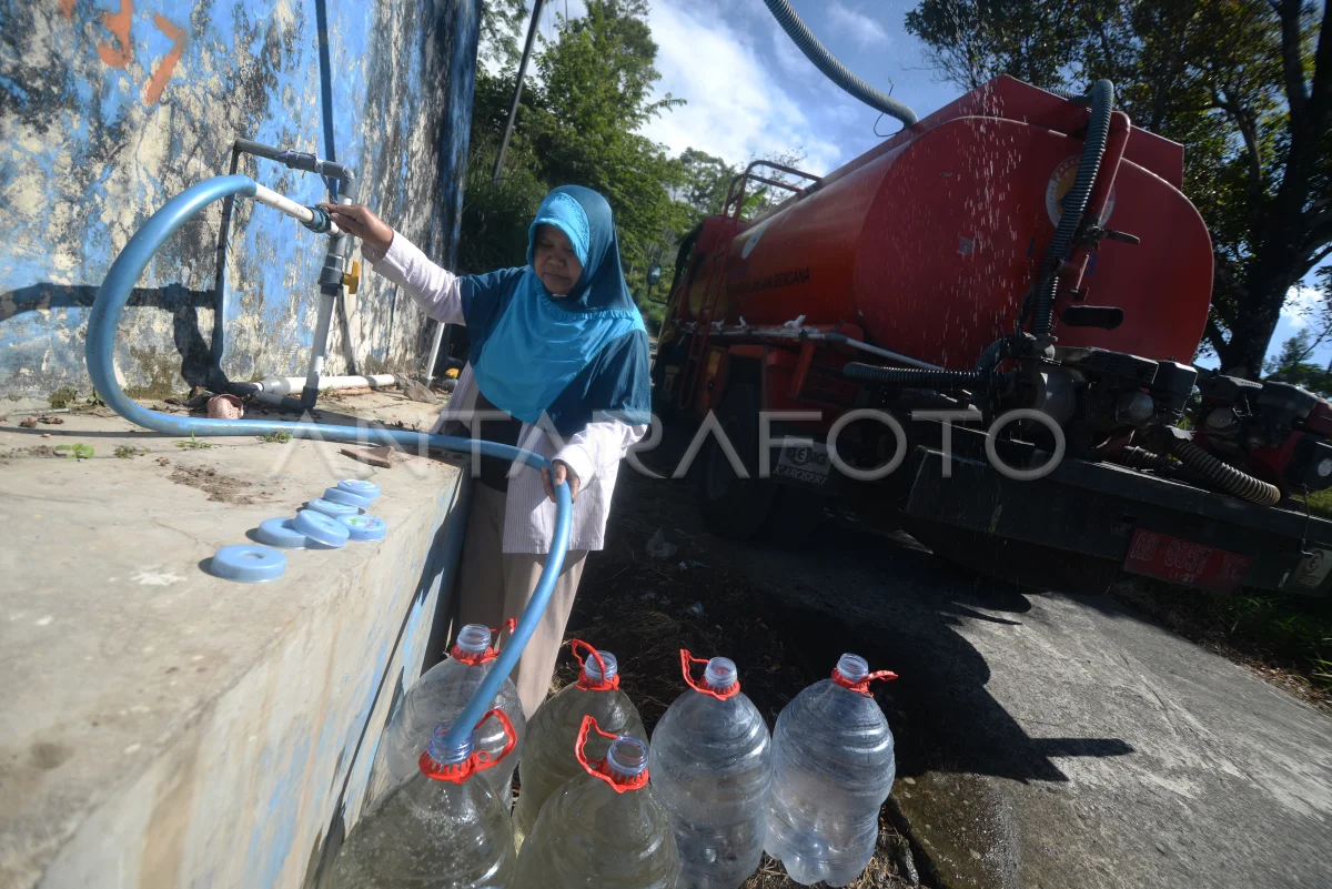 Distribusi Bantuan Air Bersih di Lereng Gunung Merapi Capai 1,4 Juta Liter (Foto: ANTARA FOTO / Aloysius Jarot Nugroho)