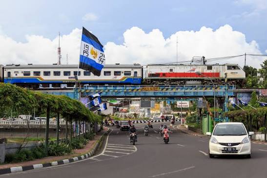 Jembatan Kewek adalah salah satu jembatan di Kota Yogyakarta, Daerah Istimewa Yogyakarta. Jembatan ini melintasi Sungai Code diatasnya, serta menjadi batas antara kemantren Jetis, kemantren Gondokusuman dan kemantren Danurejan
