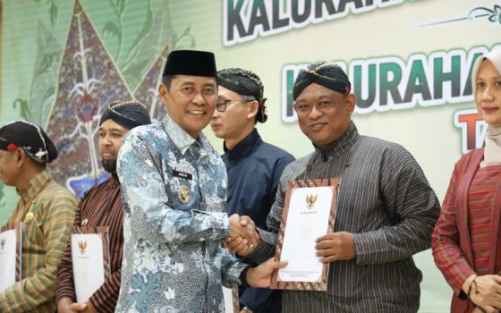 Penyerahan surat keputusan penetapan Kalurahan Mandiri Budaya di Kalurahan Pendowoharjo, Kapanewon Sewon.Kamis (6/8/2026).