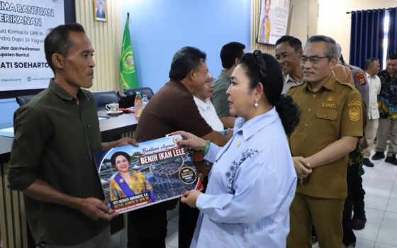 Ketua Komisi IV DPR RI, Siti Hediati Soeharto, menyalurkan berbagai bantuan bagi kelompok masyarakat sektor kelautan dan perikanan dalam kegiatan reses di Kalurahan Panggungharjo, Senin (10/8/2026).