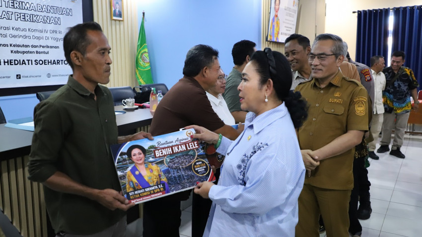 Ketua Komisi IV DPR RI, Siti Hediati Soeharto, menyalurkan berbagai bantuan bagi kelompok masyarakat sektor kelautan dan perikanan dalam kegiatan reses di Kalurahan Panggungharjo, Senin (10/8/2026).
