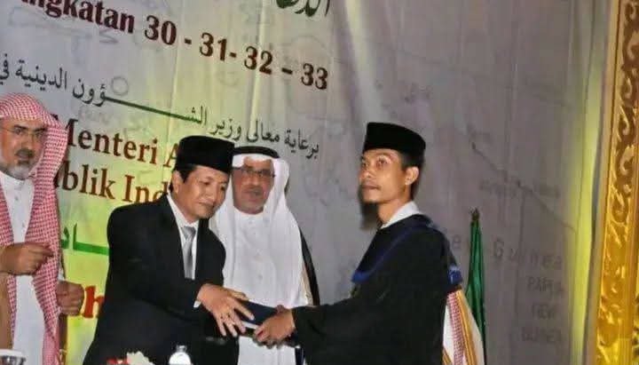Photo : Mbah Riyan sebagai lulusan terbaik LIPIA angkatan 2013