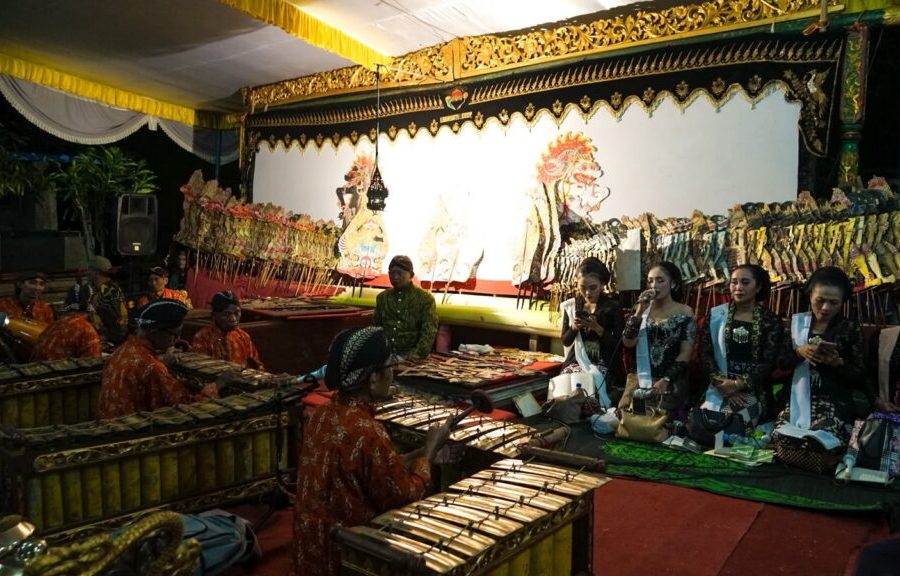 wayang kulit semalam suntuk tradisi Bersih Dusun atau Rasulan 2026 sebagai wujud syukur atas hasil panen yang melimpah dan kelancaran pembangunan desa, Kamis malam, (6/8/2026).