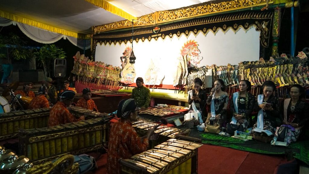 wayang kulit semalam suntuk tradisi Bersih Dusun atau Rasulan 2026 sebagai wujud syukur atas hasil panen yang melimpah dan kelancaran pembangunan desa, Kamis malam, (6/8/2026).