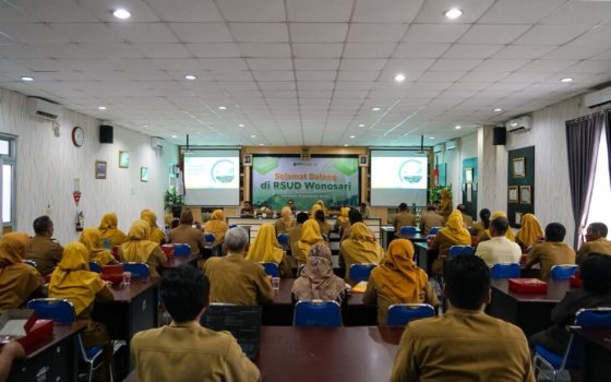 RSUD Wonosari menggelar agenda koordinasi dan pembinaan peningkatan kinerja yang dihadiri langsung oleh Bupati Gunungkidul, Endah Subekti Kuntariningsih, di Aula Yudistira, Senin, (10/8/2026).