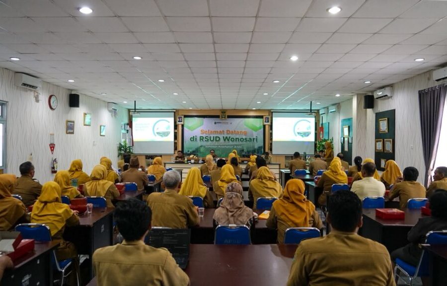RSUD Wonosari menggelar agenda koordinasi dan pembinaan peningkatan kinerja yang dihadiri langsung oleh Bupati Gunungkidul, Endah Subekti Kuntariningsih, di Aula Yudistira, Senin, (10/8/2026).