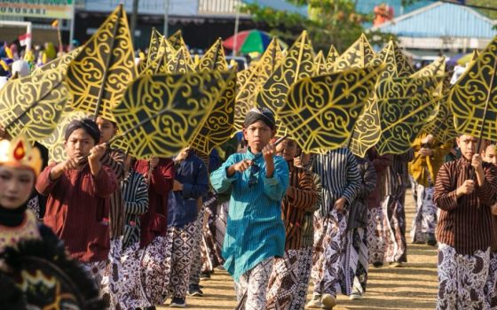 Ribuan siswa mengikuti acara Pawai Marching Band dan Seni Budaya dalam rangka memperingati Hari Ulang Tahun (HUT) Kemerdekaan Republik Indonesia yang ke-81.