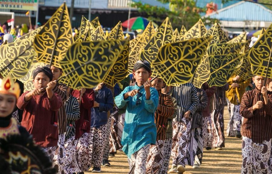 Ribuan siswa mengikuti acara Pawai Marching Band dan Seni Budaya dalam rangka memperingati Hari Ulang Tahun (HUT) Kemerdekaan Republik Indonesia yang ke-81.