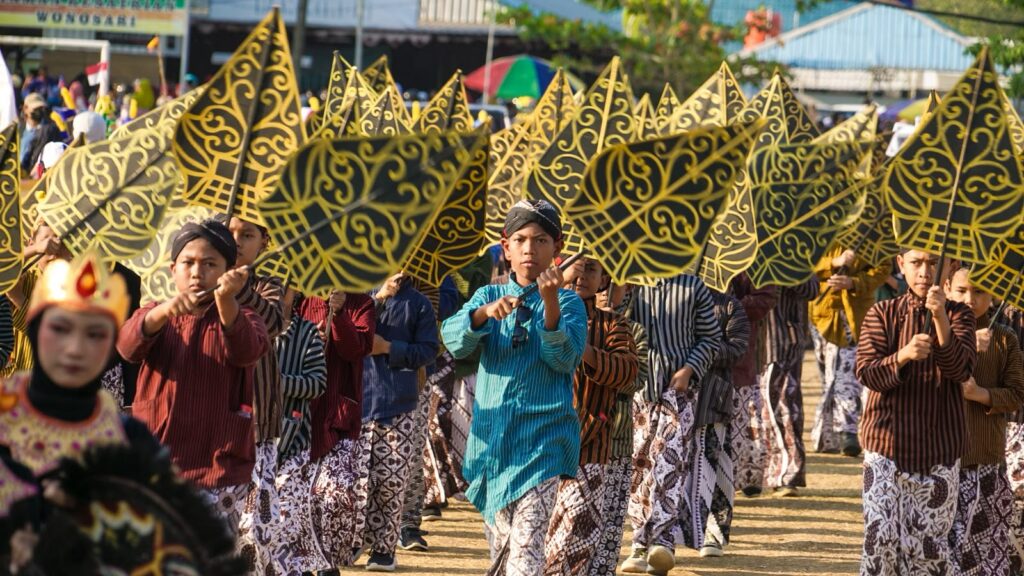 Ribuan siswa mengikuti acara Pawai Marching Band dan Seni Budaya dalam rangka memperingati Hari Ulang Tahun (HUT) Kemerdekaan Republik Indonesia yang ke-81.