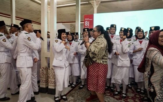 Bupati Gunung Kidul Endah Subekti Kuntariningsih Beramah Tamah dengan PASKIBRAKA Kabupaten Gunung Kidul (foto dok/ist)