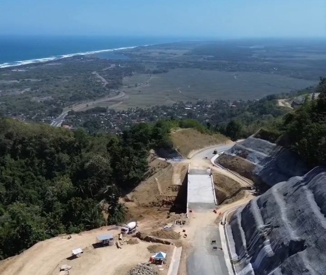 Keindahan JJLS Kelok 23 atau kelok 18 Bantul – Gunung Kidul dengan View Samudra Hindia (foto dok/ist)