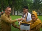 WhatsApp-Image-2023-04-10-at-10.28.35 Pj. Walikota Salatiga Sinoeng Serahkan Penghargaan pada apel Luar Biasa.(foto Kominfo)