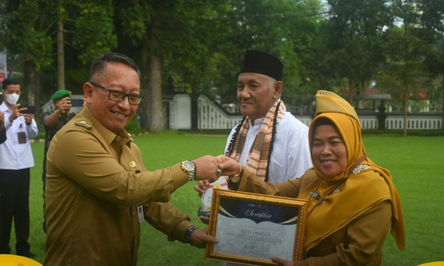 Pj. Walikota Salatiga Sinoeng Serahkan Penghargaan pada apel Luar Biasa.(foto Kominfo)