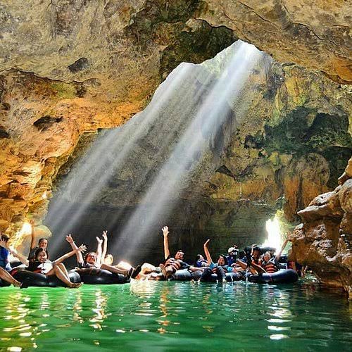 Gua Pindul tempat susur sungai yang aman dan nyaman baik untuk kegiatan bisnis maupun untuk acara keluarga (Foto Tripadvisor)