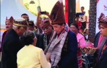 Pengalungan selendang sebagai ucapan selamat datang kepada tamu kehormatan, Pak Jokowi (Minggu, 02/8/2026)