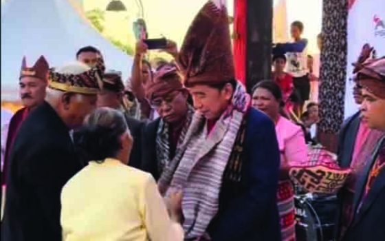 Pengalungan selendang sebagai ucapan selamat datang kepada tamu kehormatan, Pak Jokowi (Minggu, 02/8/2026)